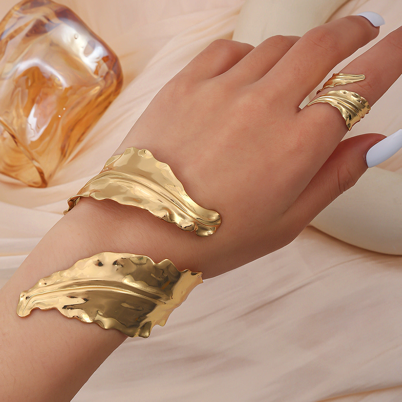 Elegant Water Drop Line Bracelet – Hollow Design, Adjustable Metal Jewelry (Gold/Silver)
