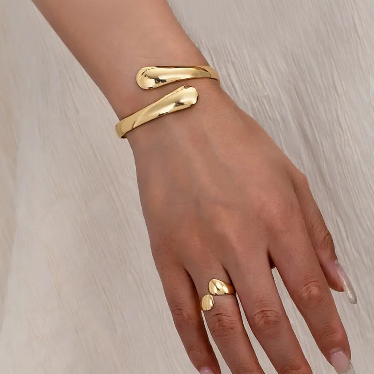 Elegant Water Drop Line Bracelet – Hollow Design, Adjustable Metal Jewelry (Gold/Silver)