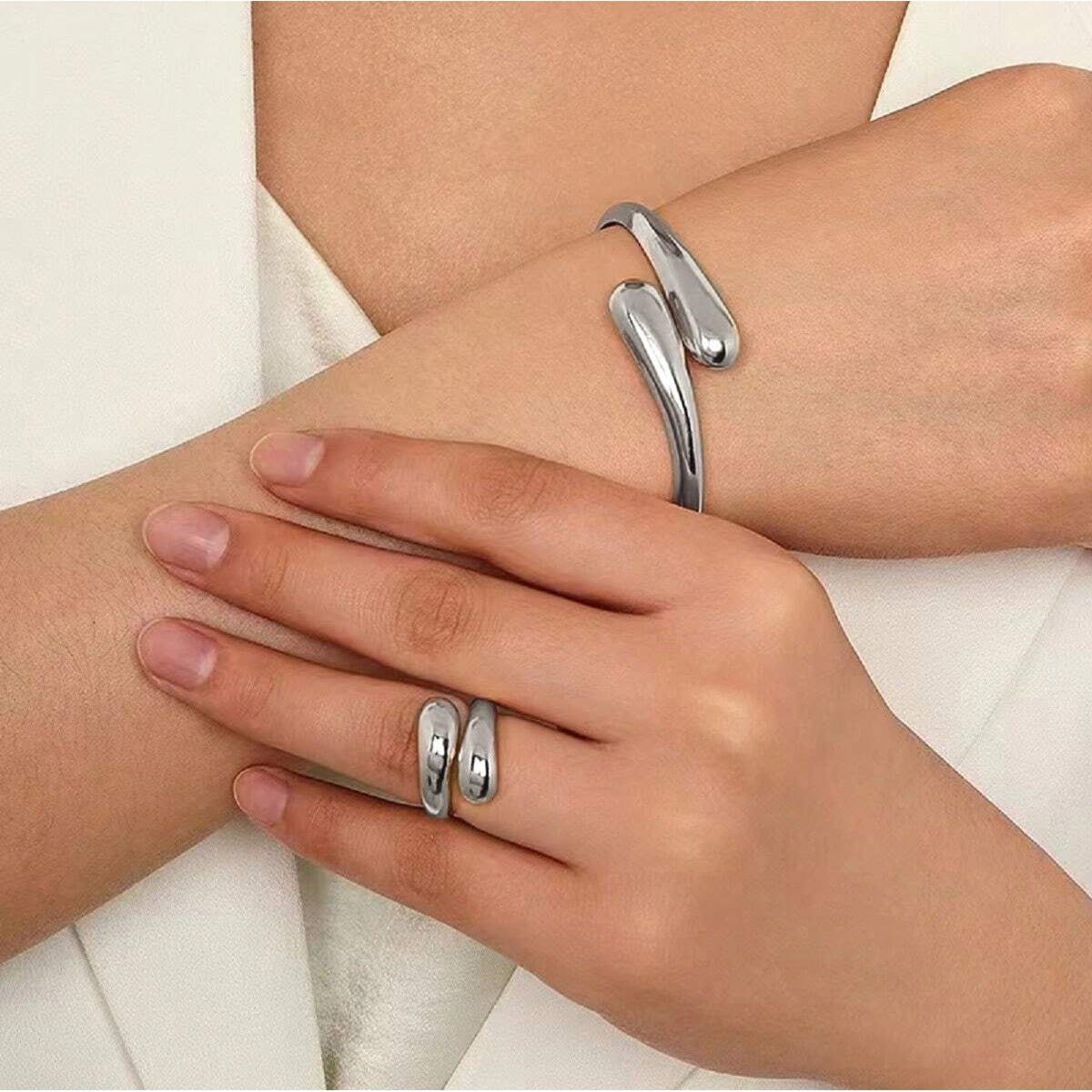 Elegant Water Drop Line Bracelet – Hollow Design, Adjustable Metal Jewelry (Gold/Silver)